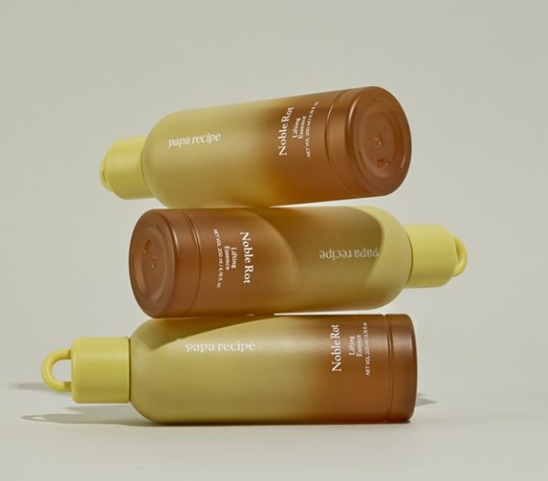 Η Papa Recipe Noble Rot Lifting Essence παρουσιάζεται σε κομψό διάφανο μπουκάλι