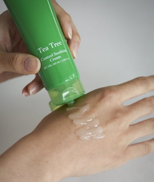 Papa Recipe Tea Tree Control Soothing Cream gel texture applied on skin